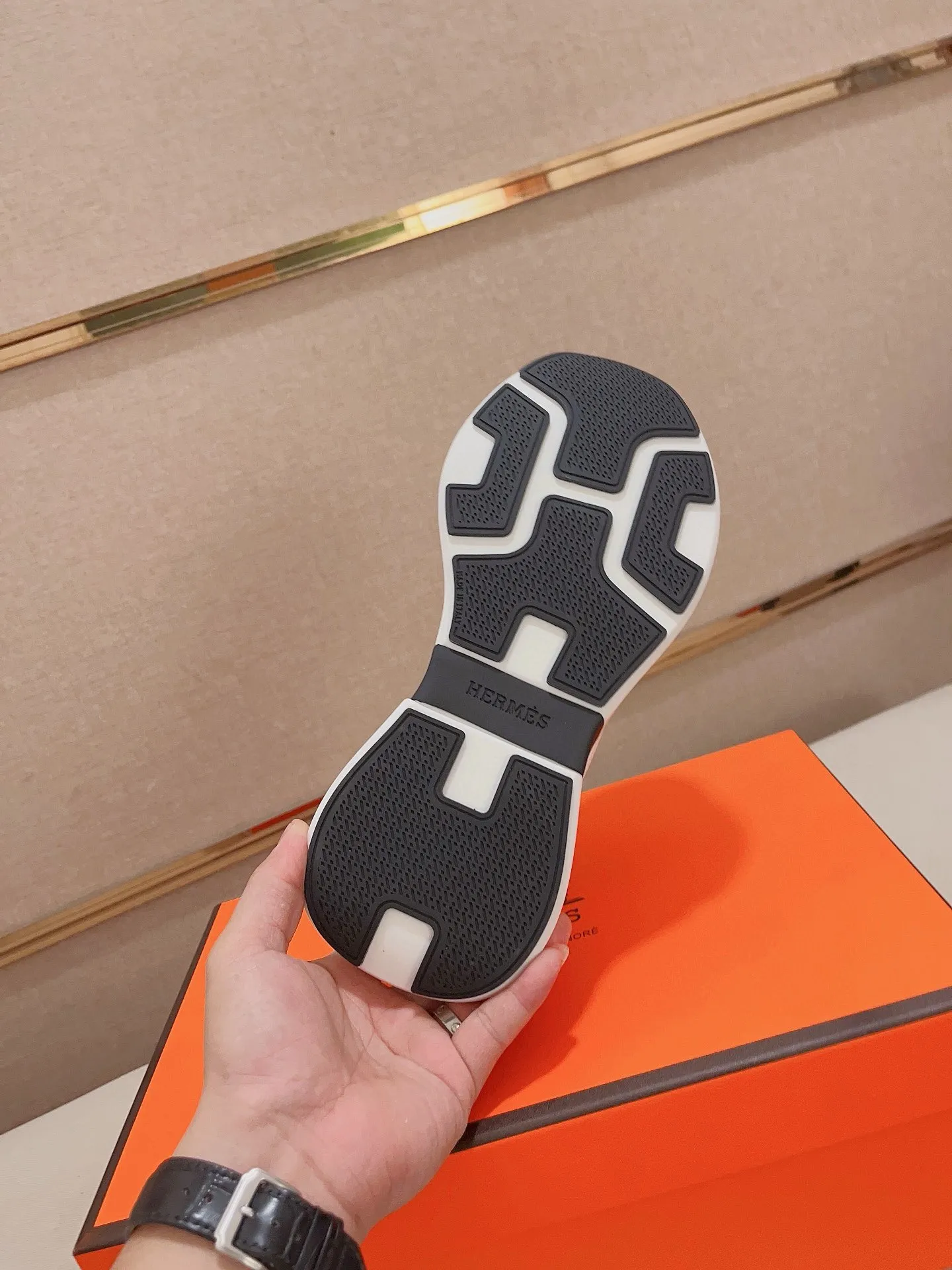 Factory price: 540💰《HERMES》【Classic Original Version】Hermès; Top 🔝 Purchasing Agency 🔍🔍Men's latest 🇺🇸 counters are on sale simultaneously, original imported from Italy ▲▲Silk cowhide with breathable fabric ▲▲ (high-end and expensive Qi·Grade) Exquisite workmanship (Italian 🇮🇹Imported water-dyed 🐂cowhide lining) Sole: Original sole provided by the original factory, ⚠️Exclusive double-layer activity·TPR·Rubber·Combined molded outsole; Super·comfortable·wear-resistant·non-slip·environmental protection The real thing is more beautiful if you take the real thing (high quality, follow the order), you can enter and exit the counter at will * Number of yards: 38·39·40·41·42·43·44# (can be customized 45.)